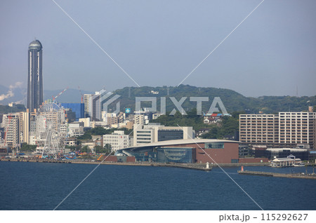 朝のめかりSAから見る関門海峡（下関側の市立下関水族館海響館と海峡ゆめタワー） 115292627