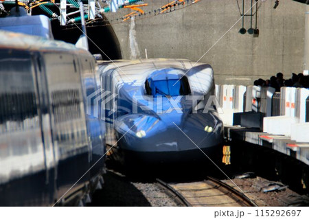 山陽新幹線・新神戸駅を駆け抜ける… 【N700系A】 115292697