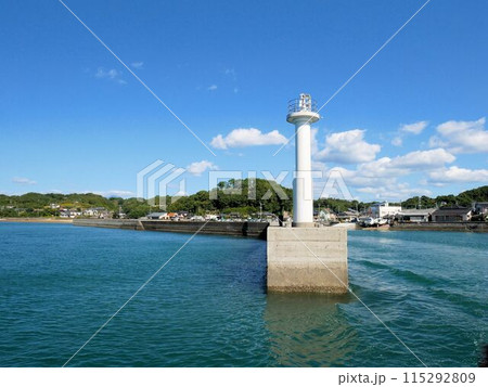 熊本県上天草市　江樋戸港と灯台 115292809