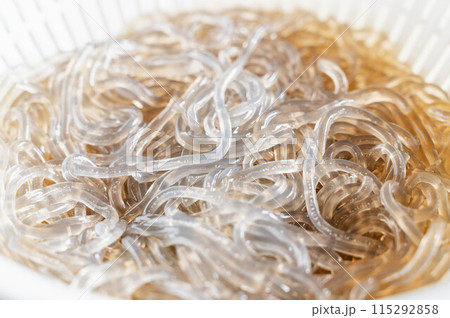 茹でたさつまいも春雨 茹でたさつまいも春雨 115292858