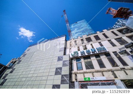 日本の東京都市景観 さよなら西口…渋谷駅西口出入口付近の壁面も覆われ…。再開発工事などを望む…＝5日 115292859