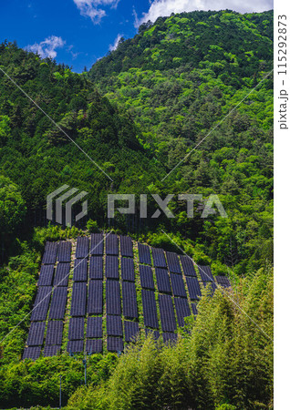 新緑の山と太陽光パネル 新緑の山と太陽光パネル 115292873