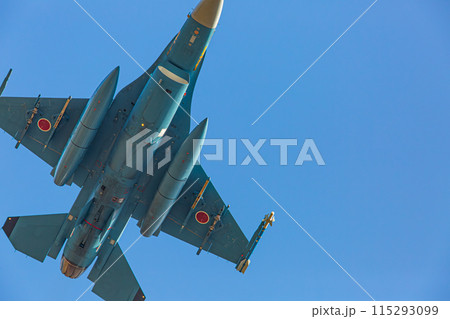 大空を飛ぶ戦闘機 115293099