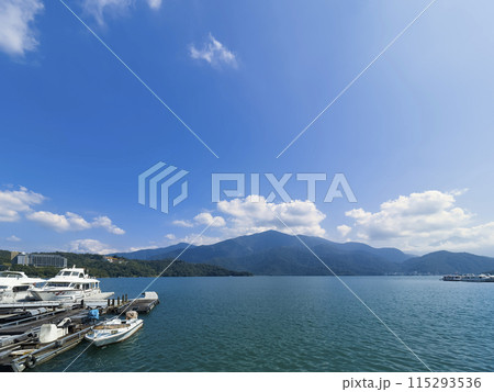 台湾・青空に映える日月潭 / Sun Moon Lake, Nantou, Taiwan 115293536