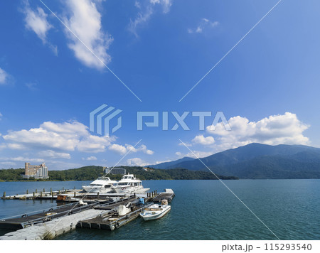 台湾・青空に映える日月潭 / Sun Moon Lake, Nantou, Taiwan 115293540