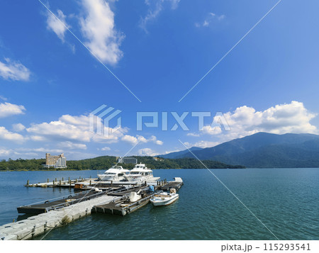 台湾・青空に映える日月潭 / Sun Moon Lake, Nantou, Taiwan 115293541