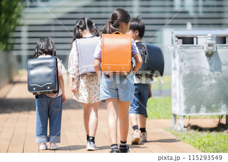 登校、下校する小学生ランドセルの後ろ姿複数の顔無し 登校、下校する小学生ランドセルの後ろ姿複数の顔無し 115293549