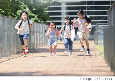 ランドセルを背負って走ってダッシュする小学生 115293554