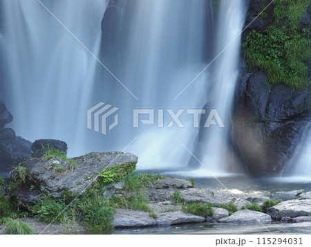 滝のある風景 115294031