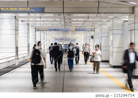 新宿駅西口　地下通路 115294754