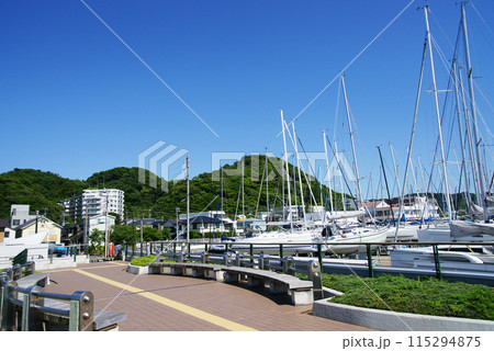 ヨットのマスト越しの風景 115294875