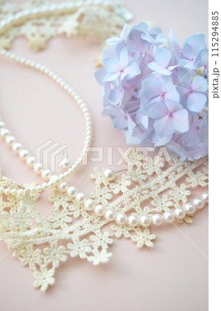 水色のアジサイとパールアクセサリー 115294885
