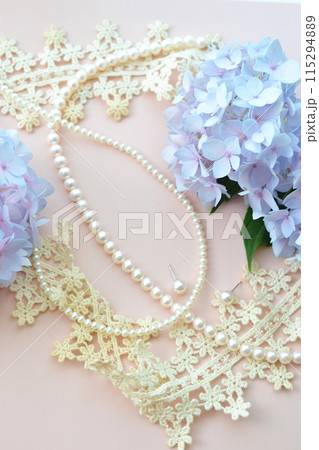 真珠のネックレスと水色のアジサイ 115294889