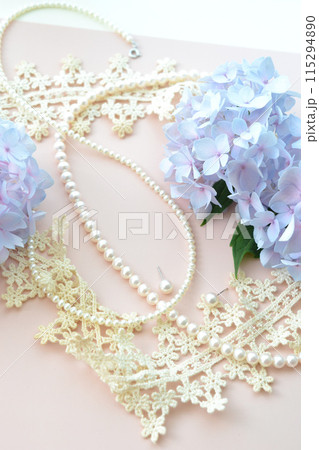 真珠のネックレスと水色のアジサイ 115294890