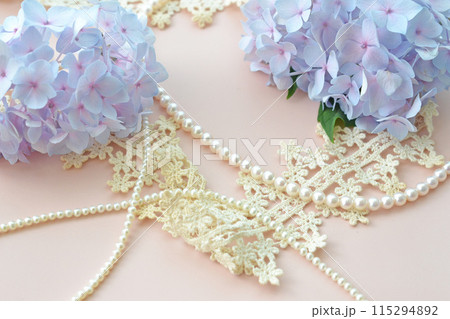 真珠のネックレスと水色のアジサイ 115294892