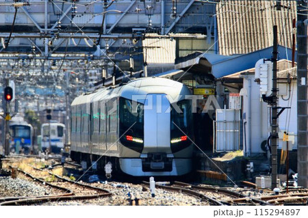 高架化に向けた線路切替区間を快走する… 特急リバティ 115294897