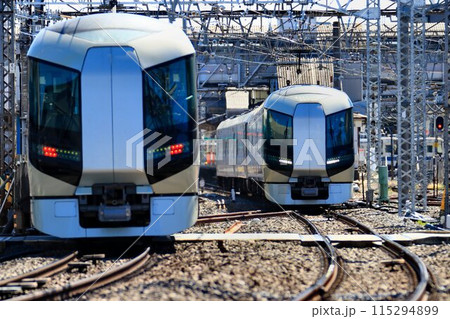 高架化に向けた線路切替区間を快走する… 特急リバティ 115294899