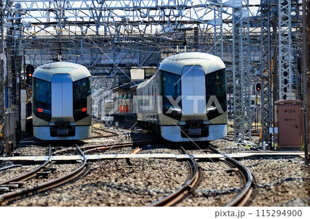 高架化に向けた線路切替区間を快走する… 特急リバティ 115294900