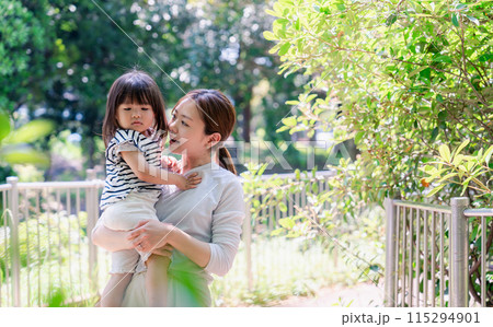 お母さんと2歳の女の子 115294901