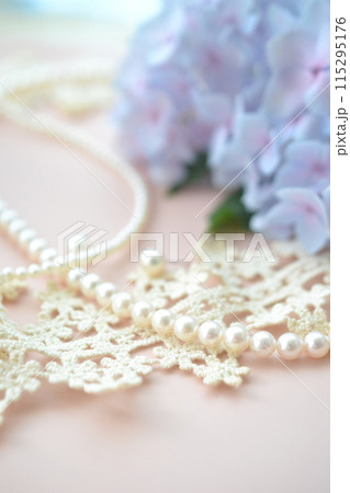 真珠のネックレスと白いレース 真珠のネックレスと白いレース 115295176