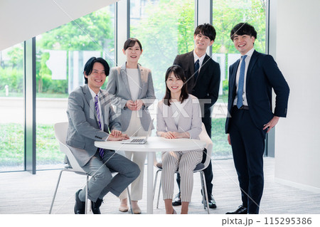 笑顔で働くビジネスパーソン 笑顔で働くビジネスパーソン 115295386