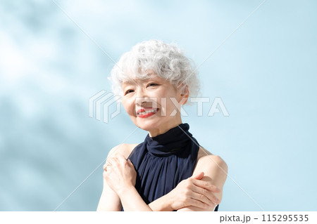ビューティー　グレイヘア　女性 115295535
