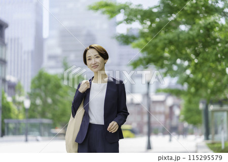 オフィス街を通勤するビジネスウーマン 115295579