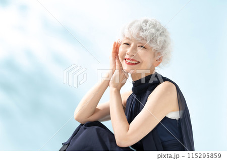 ビューティー　シニア女性　座る 115295859