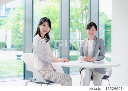 オフィスで打ち合わせをする2人の女性 115296014