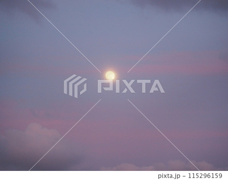 夕日に照らされる雲の中の月:あしたが満月 夕日に照らされる雲の中の月:あしたが満月 115296159