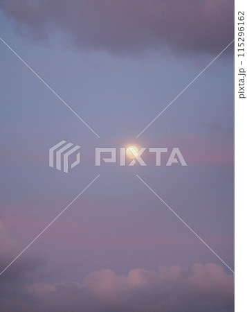 夕日に照らされる雲の中の月:あしたが満月 夕日に照らされる雲の中の月:あしたが満月 115296162