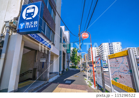 日本の横浜都市景観 横浜市営地下鉄 吉野町駅出入口4などを望む＝6月4日 115296522