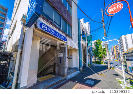 日本の横浜都市景観 横浜市営地下鉄 吉野町駅出入口4などを望む＝6月4日 115296526