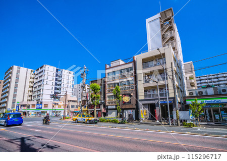 日本の横浜都市景観 横浜市営地下鉄ブルーライン 吉野町駅出入口3などを望む＝6月4日 115296717
