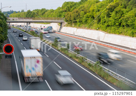 高速道路を高速で走行する車 高速道路を高速で走行する車 115297901