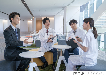 病院でミーティングする医師と看護師とビジネスマン 115298390