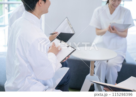 病院でミーティングする医師と看護師の手元 病院でミーティングする医師と看護師の手元 115298396