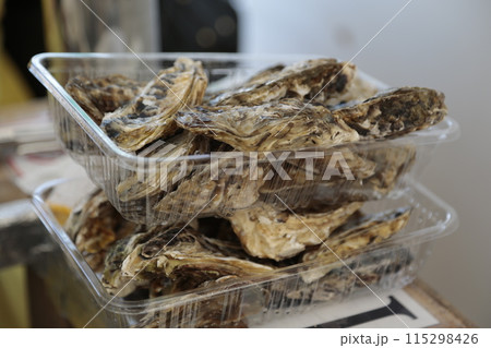 牡蠣小屋での食事 115298426