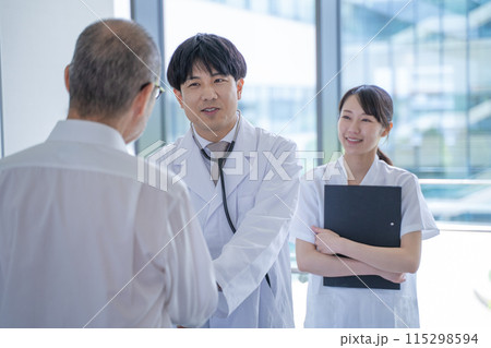 握手する男性医師と看護師と患者 握手する男性医師と看護師と患者 115298594