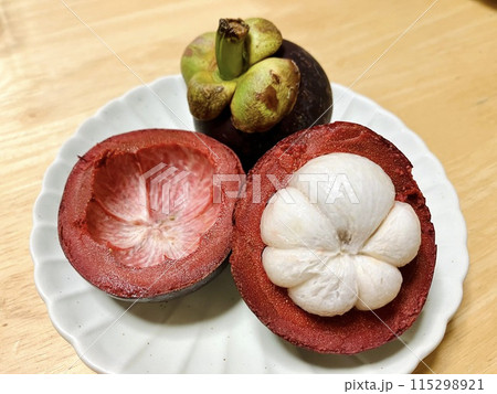 中身が見えるマンゴスチン 中身が見えるマンゴスチン 115298921