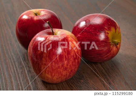 ニュージーランドの小粒な林檎、ロイヤルガラ 115299180