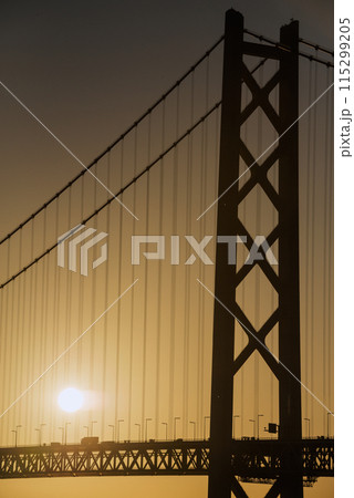 夕方の明石海峡 115299205