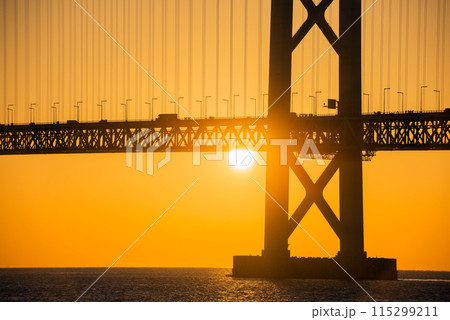夕方の明石海峡 115299211