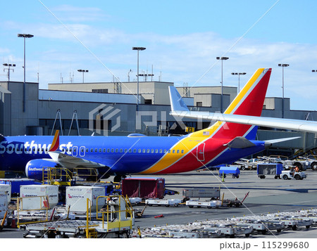 ホノルル空港で出発を待つ飛行機 ホノルル空港で出発を待つ飛行機 115299680
