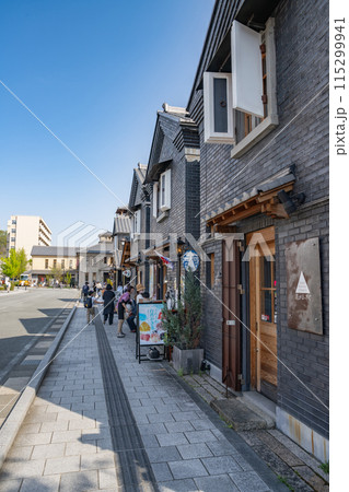 甲府市の甲府駅周辺の甲州夢小路の街並み(山梨県) 115299941