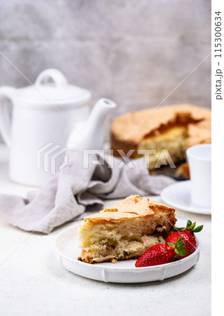Homemade sweet cake with strawberry 115300634