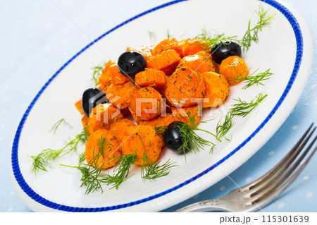 Braised carrot with herbs de Provence 115301639