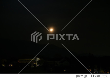 西の山の端に傾く月齢3.4の細い月 西の山の端に傾く月齢3.4の細い月 115301989