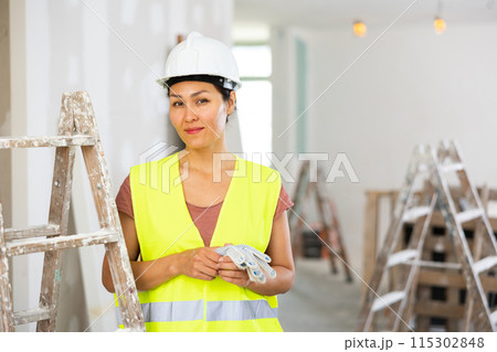 Portrait of asian woman builder Portrait of asian woman builder 115302848