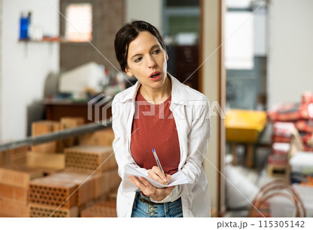 Owner of the apartment checks the completed repair work according to plan Owner of the apartment checks the completed repair work according to plan 115305142